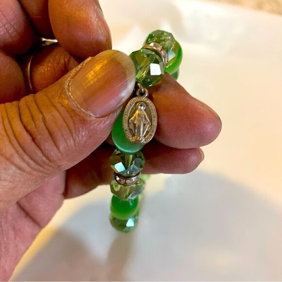 Religious Green Cats Eye Bracelet w/ Cross & Jesus OSFA Gorgeous - Picture 4 of 7